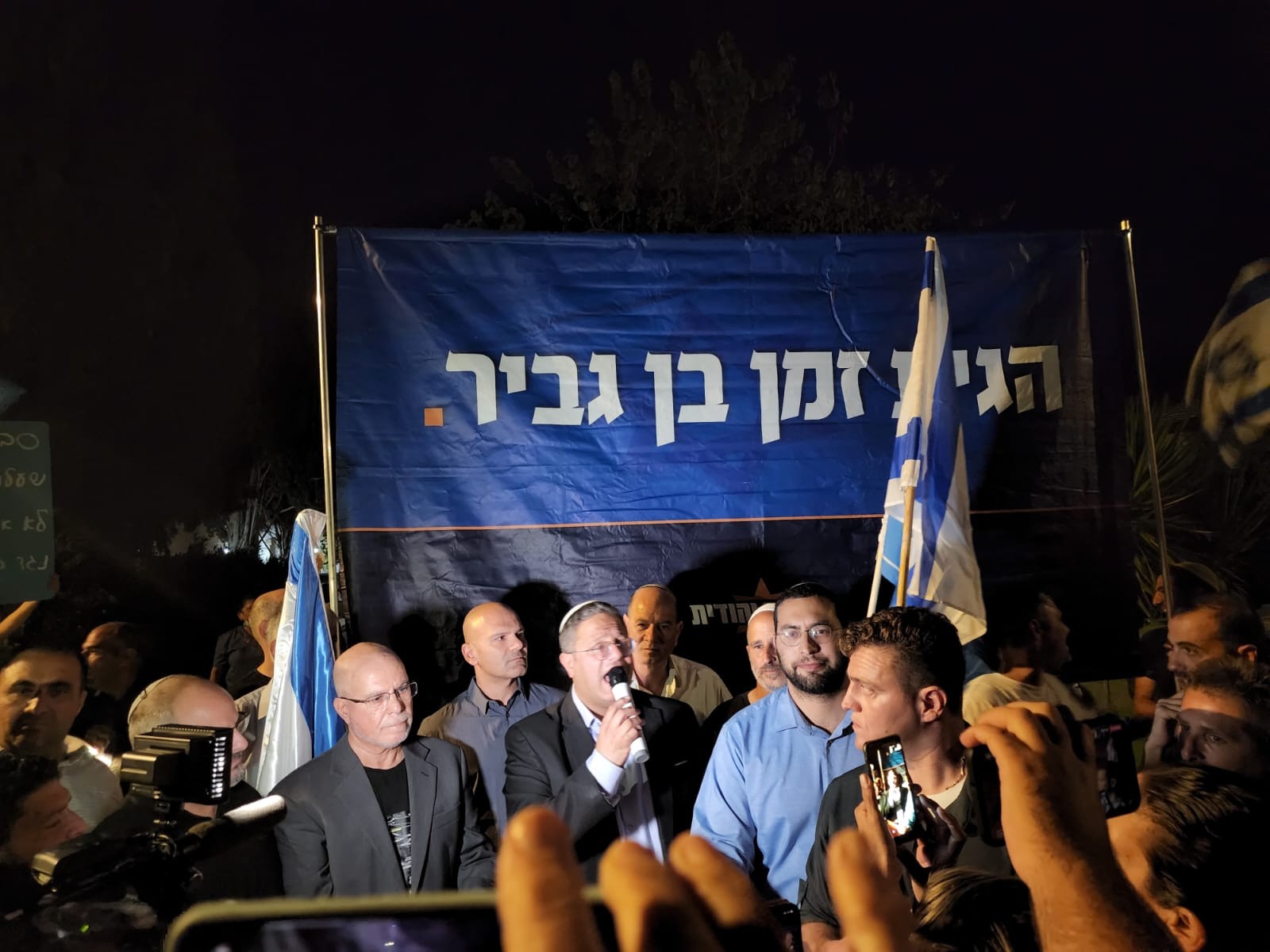 במקום במועדון - ברחוב: בן גביר הגיע לאיילת השחר והתקבל בתשואות