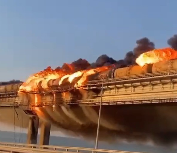 "יום הולדת שמח, פוטין": משאית תופת התפוצצה בגשר קרים, שלושה רוסים נהרגו