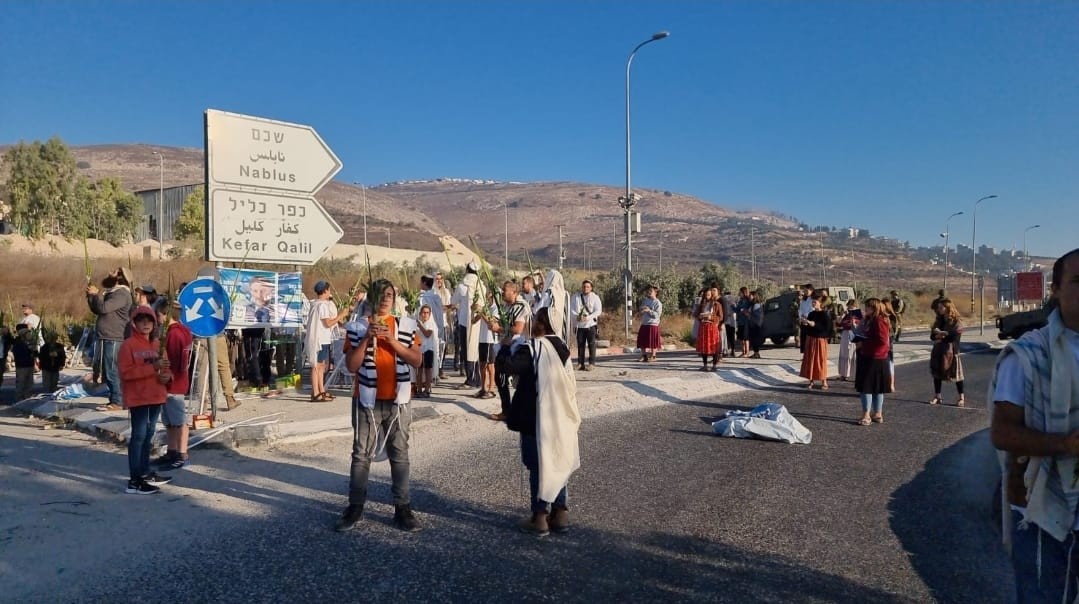 "לצאת לחומת מגן 2": תושבי השומרון קיימו תפילת חג בכניסה לשכם