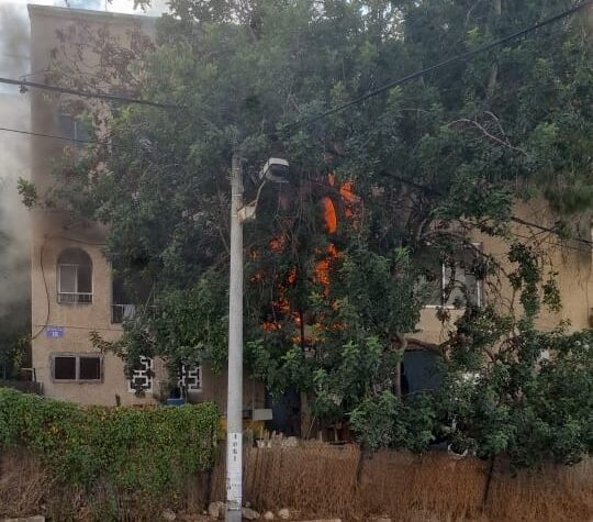 שריפה פרצה בדירה בחיפה - אדם חולץ במצב קל מהלהבות