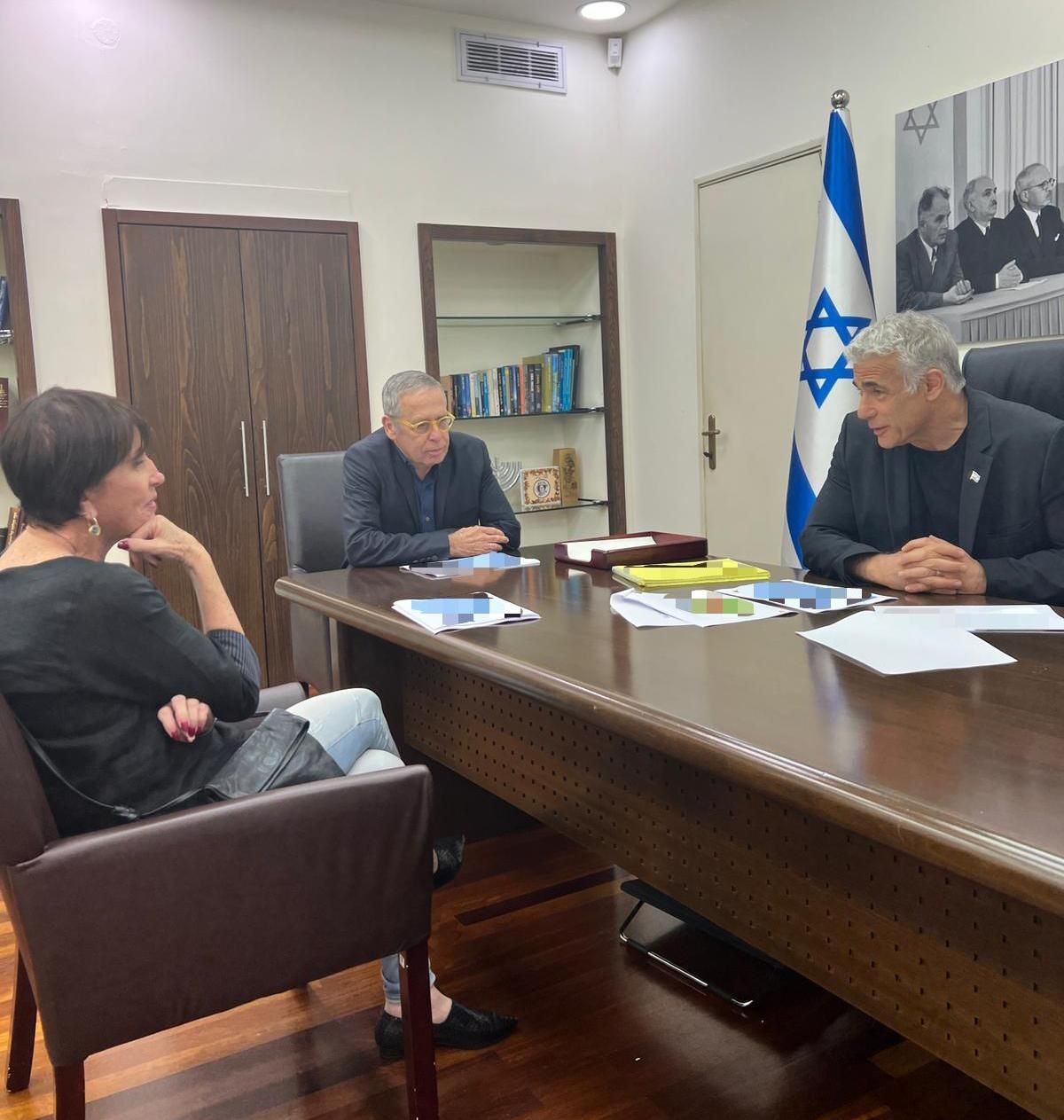 צעד נחוץ? זהבה גלאון תודרכה ע"י לפיד על ההסכם למרות שהיא לא שרה או ח"כית
