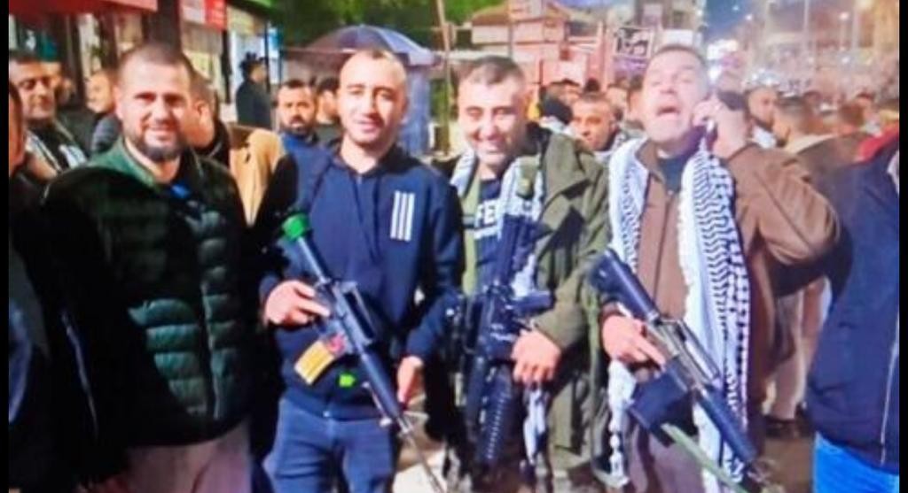 המחבל ד"ר עבדאללה סעד עבד אלכרים אל אחמד יחד עם מחבלים נוספים בג'נין. קרדיט: סעיף 27א' לזכויות יוצרים