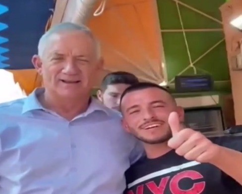 מה קורה כאשר שר הביטחון בני גנץ פוגש "מעריץ שלו" באמצע הרחוב?