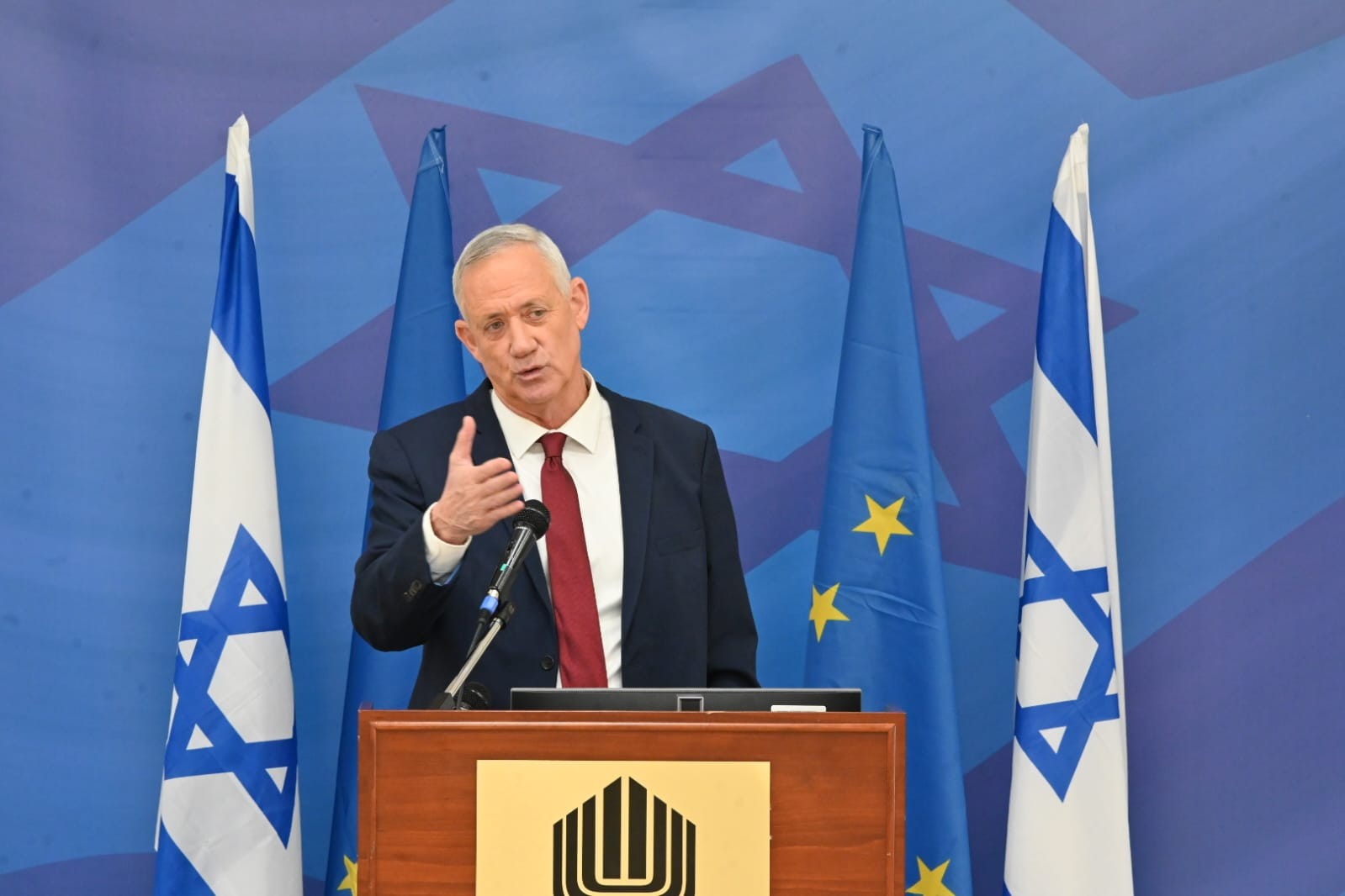 שר הביטחון גנץ מבהיר: "ישראל לא תעביר מערכות נשק לאוקראינה"