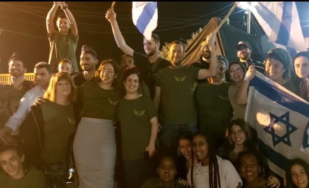 מרק חם וממתקים: מאות מתושבי השומרון יצאו לפנק את חיילי צה"ל