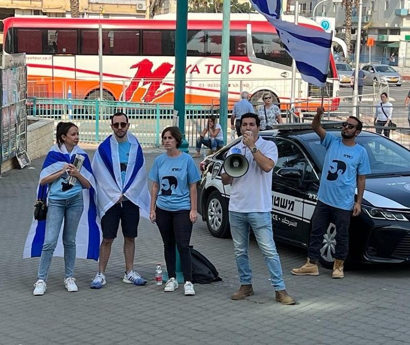 מול ביה"ש בלוד: פעילי ימין קיימו מחאה נגד המחבל נאצר אבו חמיד