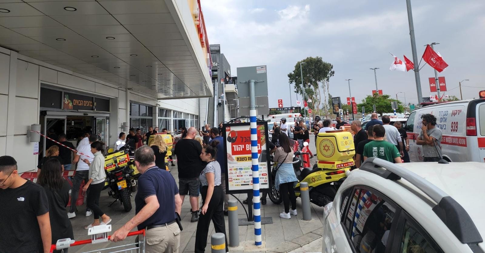 נהג רכב התנגש בחנות במרכז מסחרי ביהוד - 5 פצועים במקום