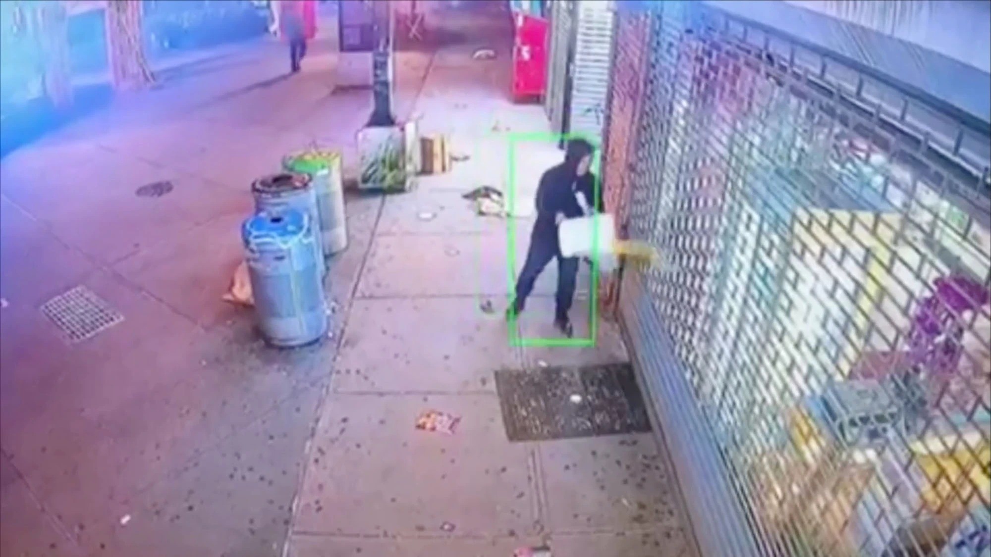 בגלל שלא קיבל את ההזמנה: הנקמה הפרועה של לקוח במסעדה | תיעוד