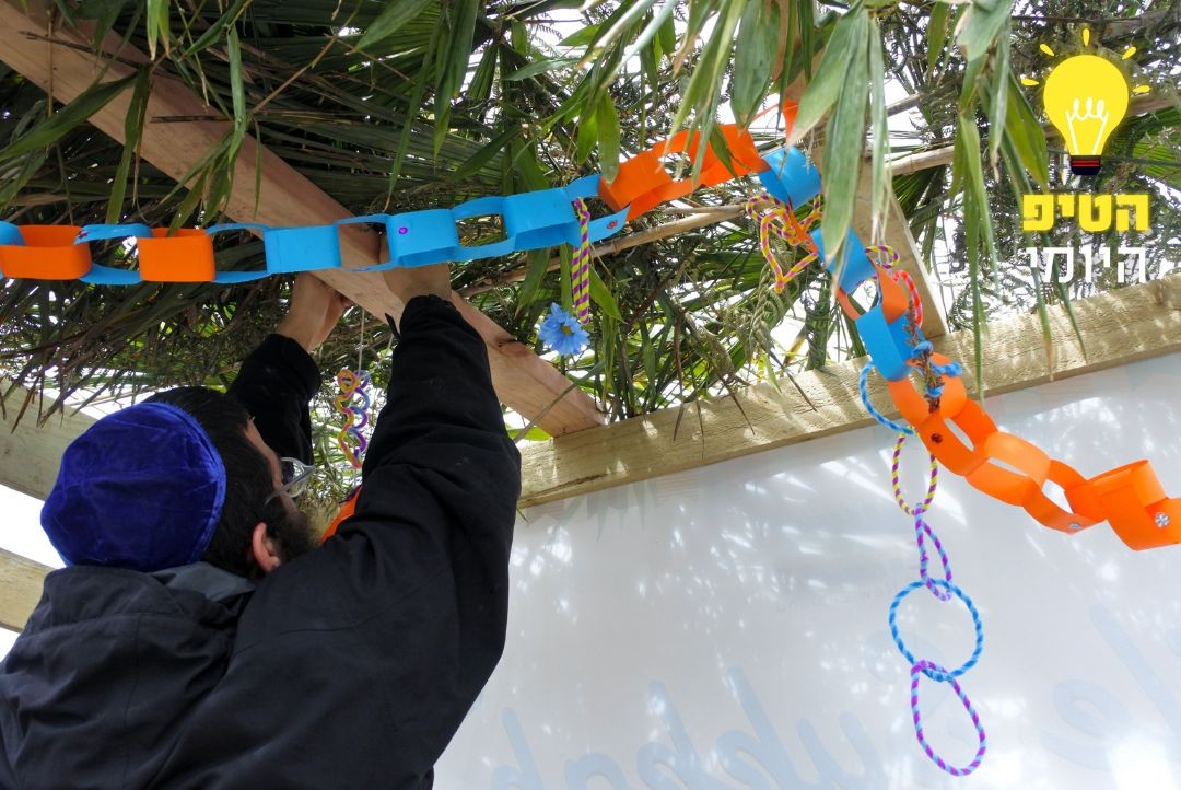 מחפשים קישוט מקורי במיוחד לסוכה שלכם? כך תוכלו להכין אותו ב-2 דקות בלבד!