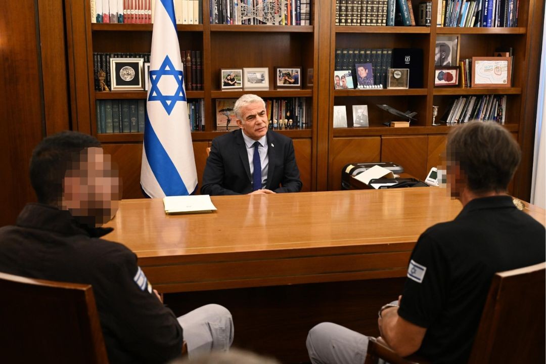 לפיד נפגש עם המאבטחים שחיסלו את עודאי תמימי: "ההגדרה של גבורה"