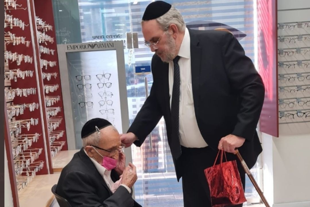 ח"כ יעקב אשר עם אביו זצ"ל. שימוש לפי סעיף 27א' לחוק זכויות יוצרים