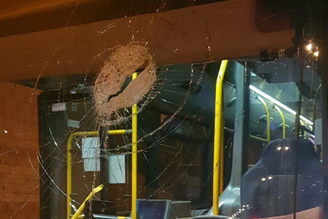 האוטובוס שנפגע מיידוי האבנים. שימוש לפי סעיף 27א' לחוק זכויות יוצרים