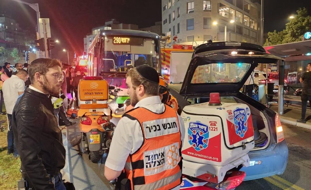 תאונת דרכים בירושלים: בן 75 נפגע מאוטובוס וסובל מחבלות בראשו