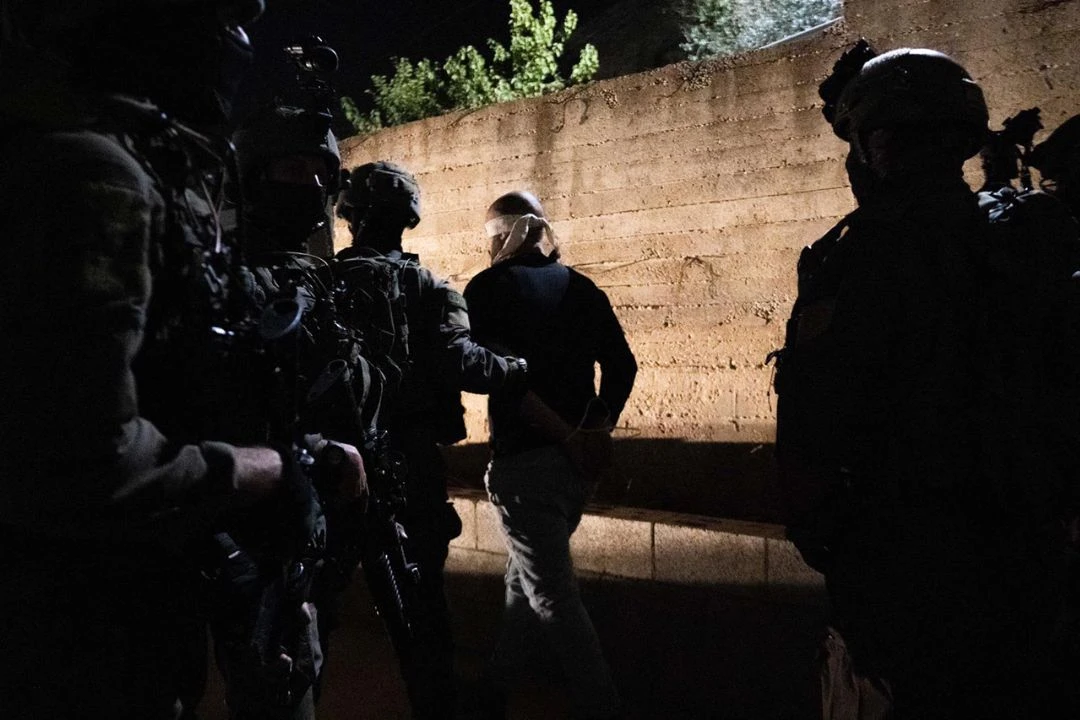 'שובר גלים': כוחותינו עצרו 7 מחבלים מבוקשים והחרימו אמל"ח וכסף רב