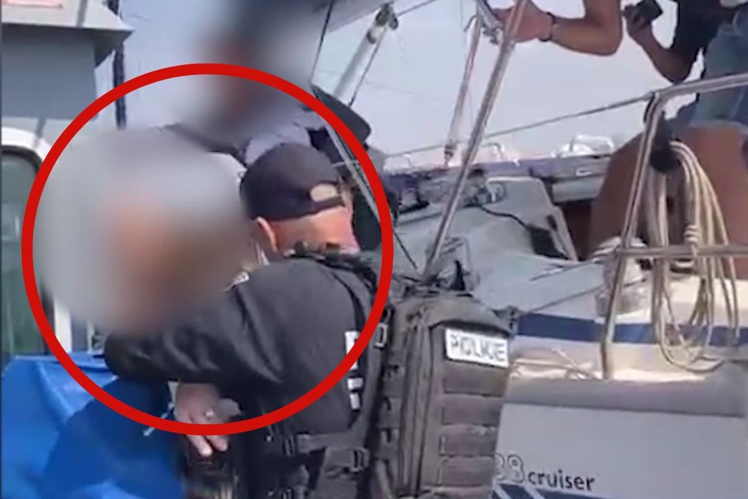 תיעוד דרמטי מלב ים: שוטרים חילצו תיירת שלקתה באירוע מוחי ולבבי