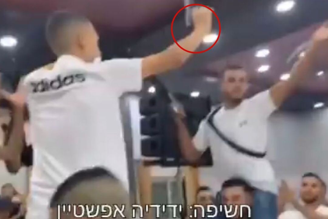 תיעוד ממזרח ירושלים: קטין ערבי רוקד עם אקדח ביד