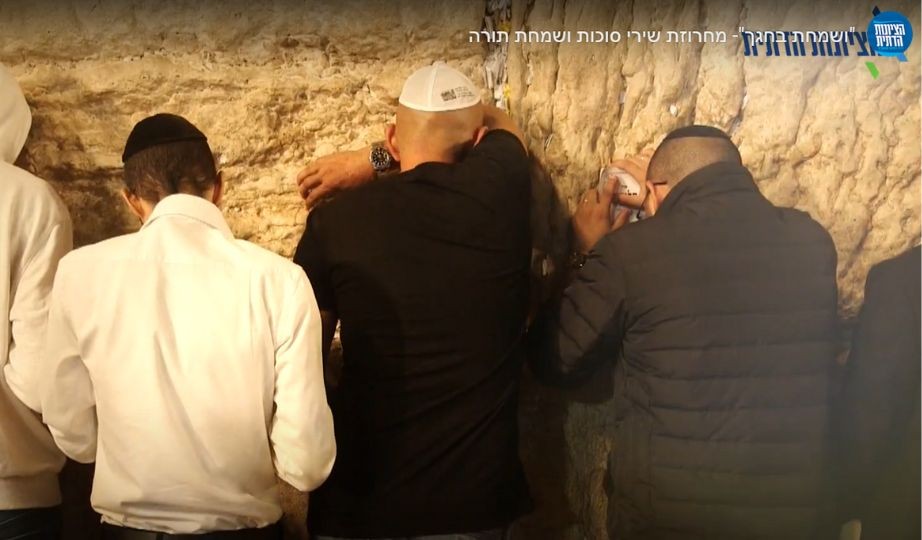 תגבירו את הרמקולים: המחרוזת החדשה של הציונות הדתית לחג