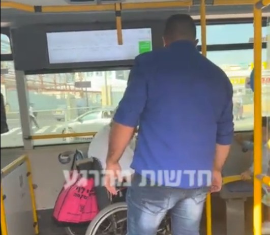 תיעוד מכעיס: ביקש מהנהג לפתוח את רמפת הנכים - וספג צרור של קללות