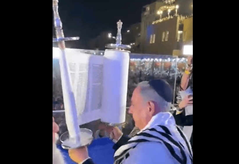 מעמד היסטורי: נתניהו מגביה את ספר התורה במעמד הקהל המסורתי | צפו