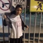 הגזימה? הדר מוכתר אזקה את עצמה לשערי הכנסת: "לא זזה מכאן" | צפו