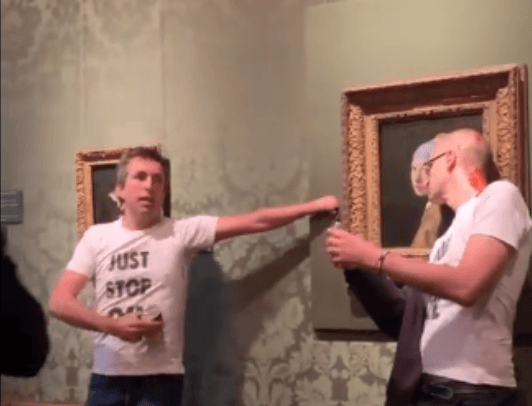 פעילי אקלים הדביקו עצמם לאחת היצירות המפורסמות בעולם | תיעוד