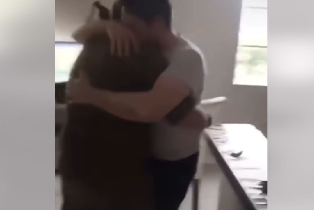 מרגש: הרגע שבו חייל בודד הפתיע את אביו במיאמי אחרי שנה שלא היה בבית