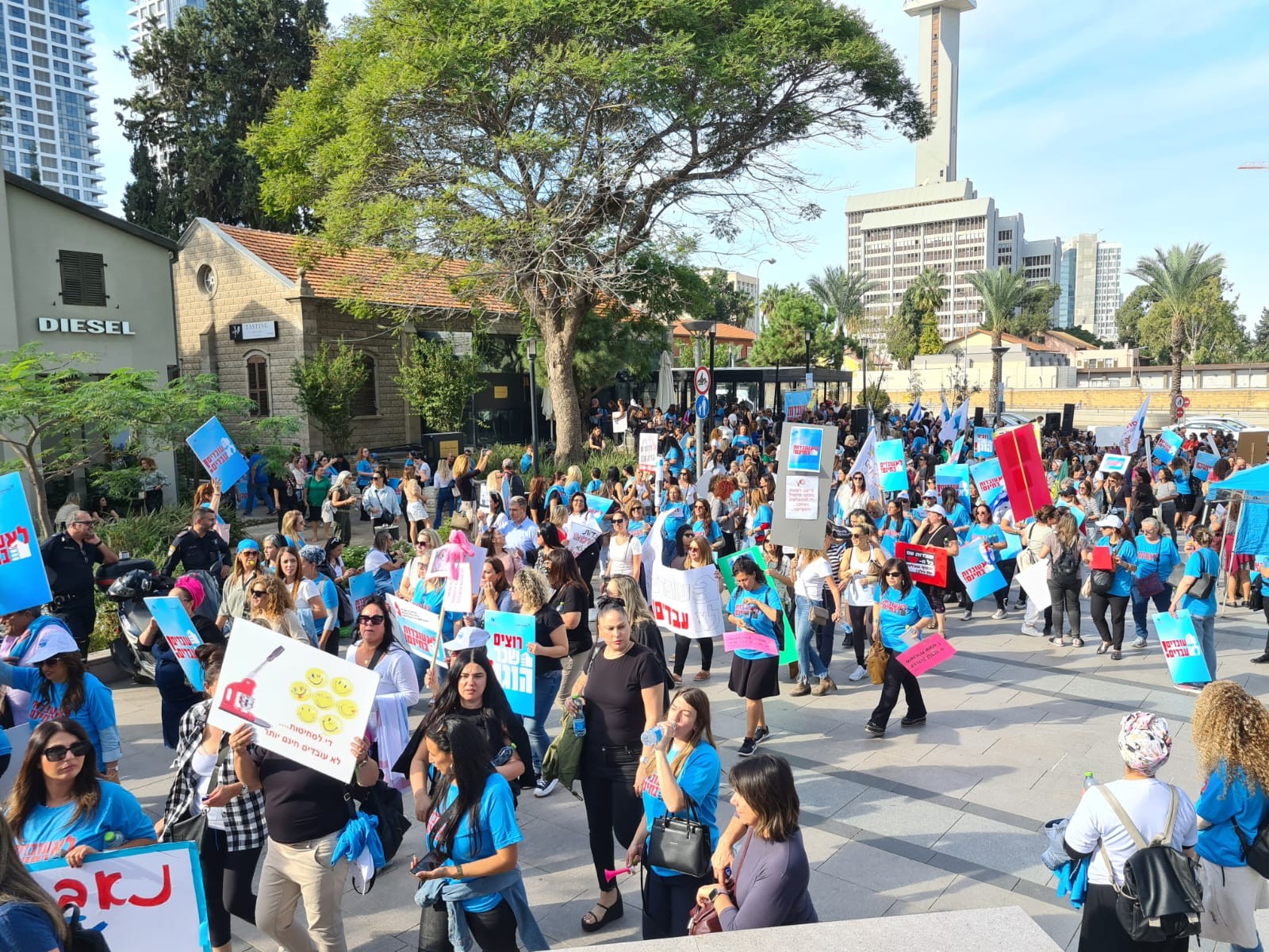 כאלף מזכירות הפגינו בת"א: "לא נהיה יותר שקופות"