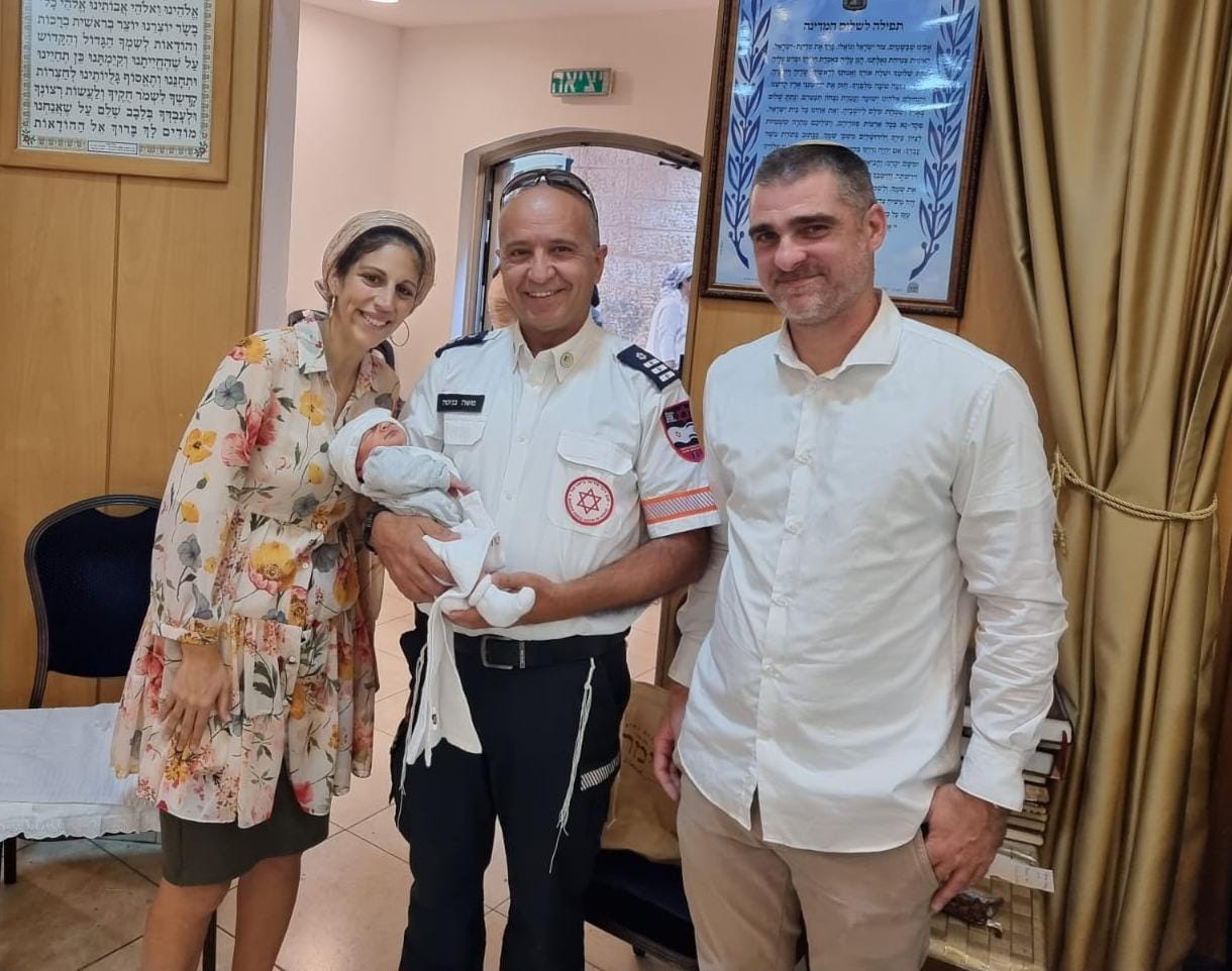 "ריגש אותנו": פארמדיק מד"א סגר מעגל בברית מרגשת במיוחד