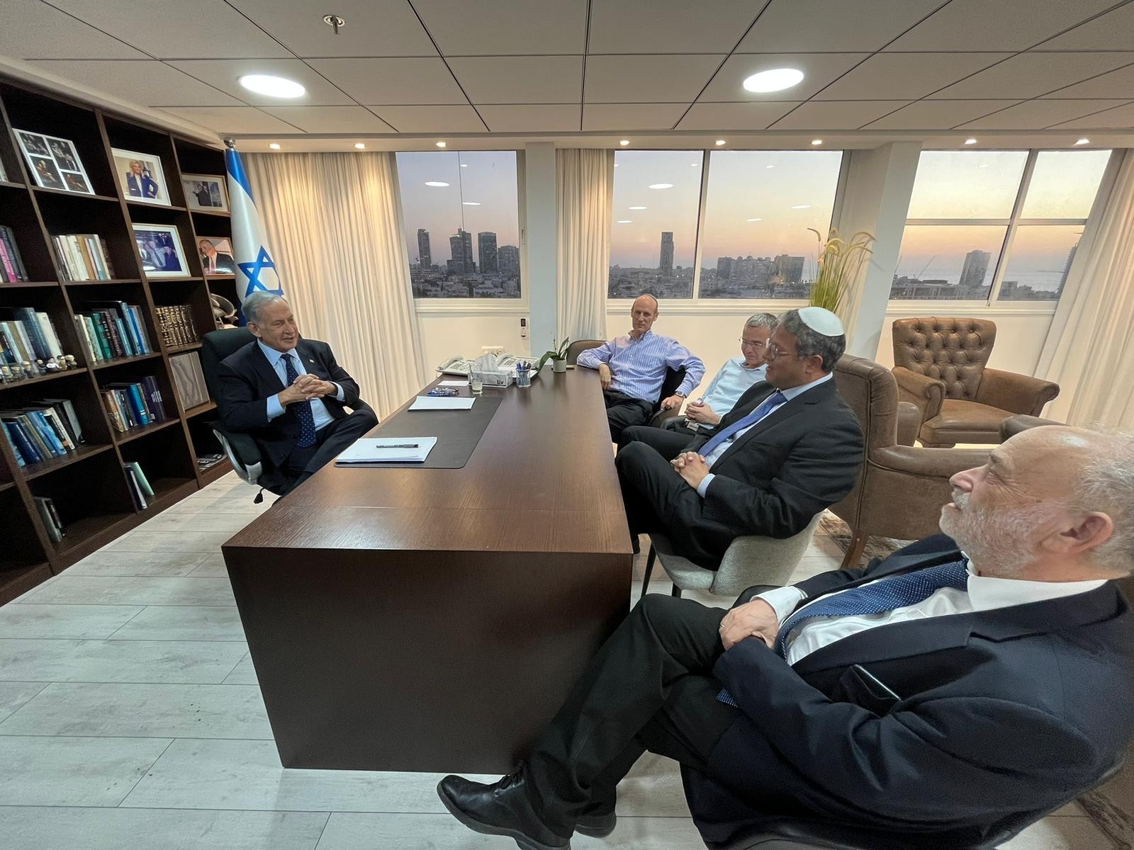 יו"ר עוצמה יהודית איתמר בן גביר בלשכתו של רה"מ המיועד בנימין נתניהו. צילום: דוברות