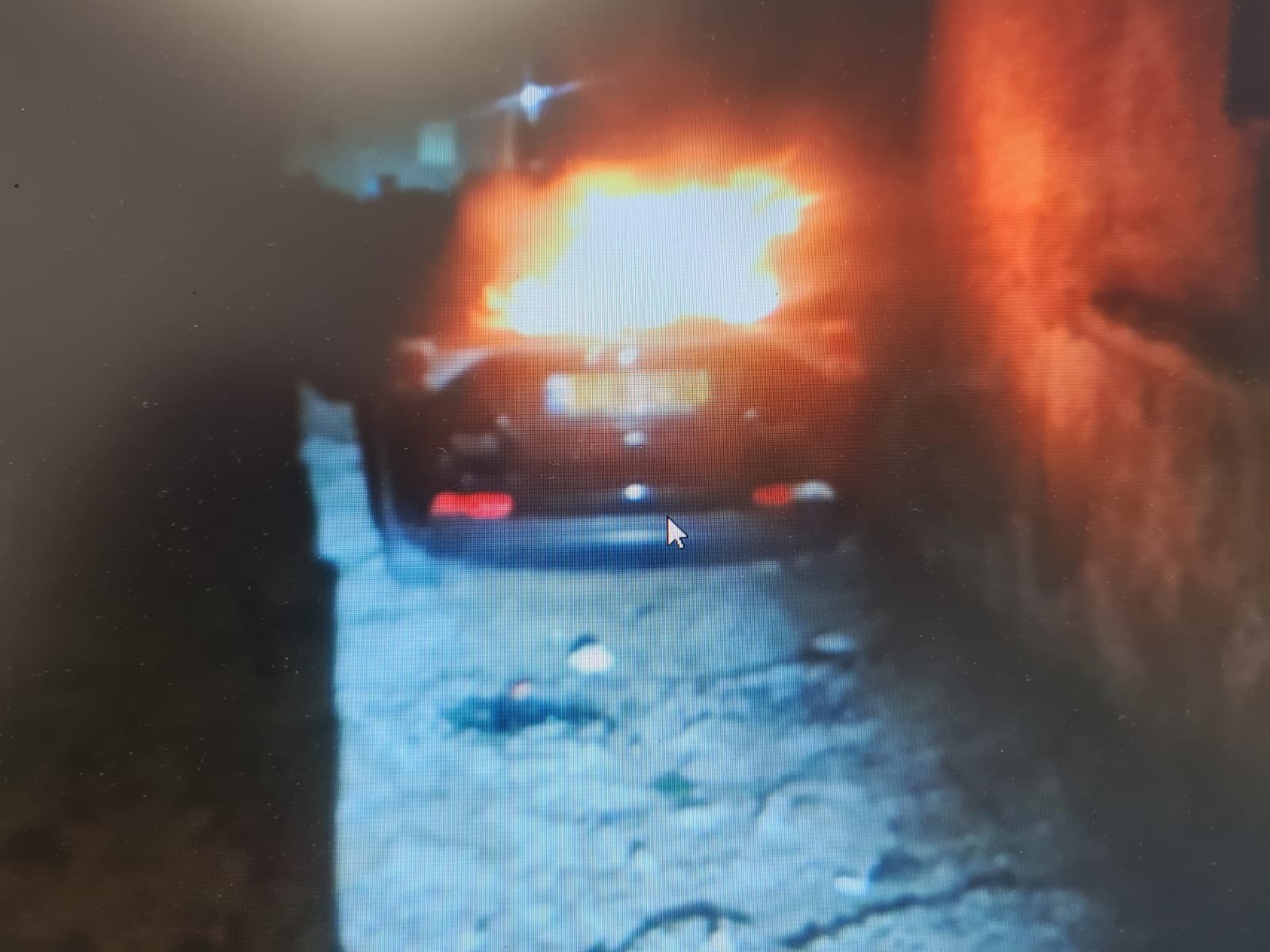 ג'סר א-זרקא: ערבי חשוד בתקיפת ילדיו וזוגתו תוך איומי סכין ובהצתה של רכבה