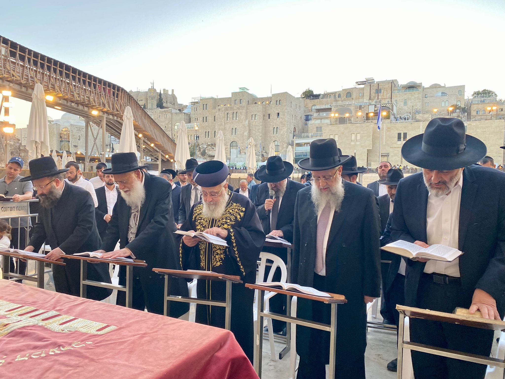 תפילת רבים בכותל לרפואת הרב בעדני