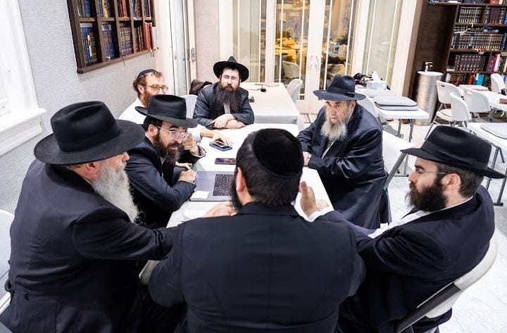 "אווירת חג": אלפי שלוחי חב"ד מתכנסים בניו יורק לרגל 36 ספרי התורה