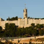 אין כניסה: שלט שנתלה בלשכת פרופ' מהאוניברסיטה העברית – עורר סערה