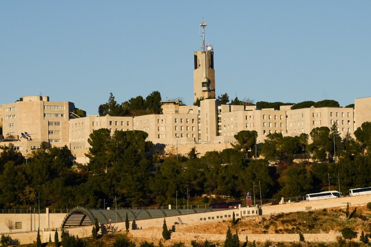 אין כניסה: שלט שנתלה בלשכת פרופ' מהאוניברסיטה העברית - עורר סערה