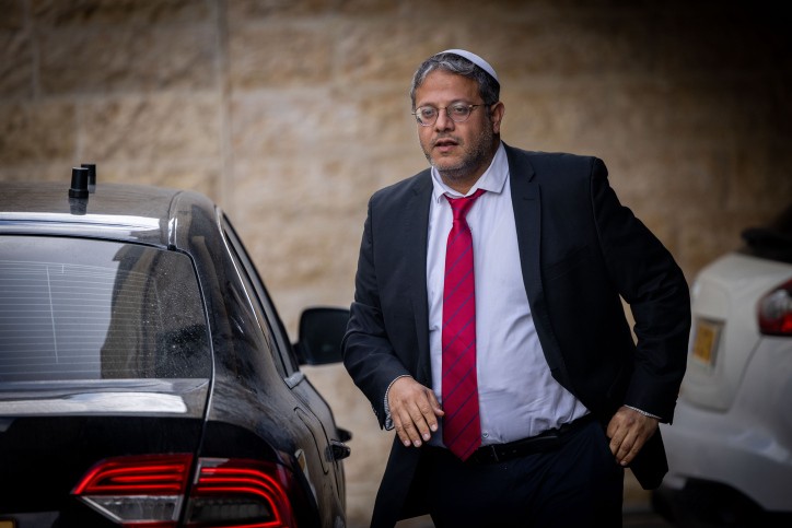 רגע לפני שייכנס למשרד הבט"פ: בן גביר והמפכ"ל בלחיצת ידיים חמה | צפו