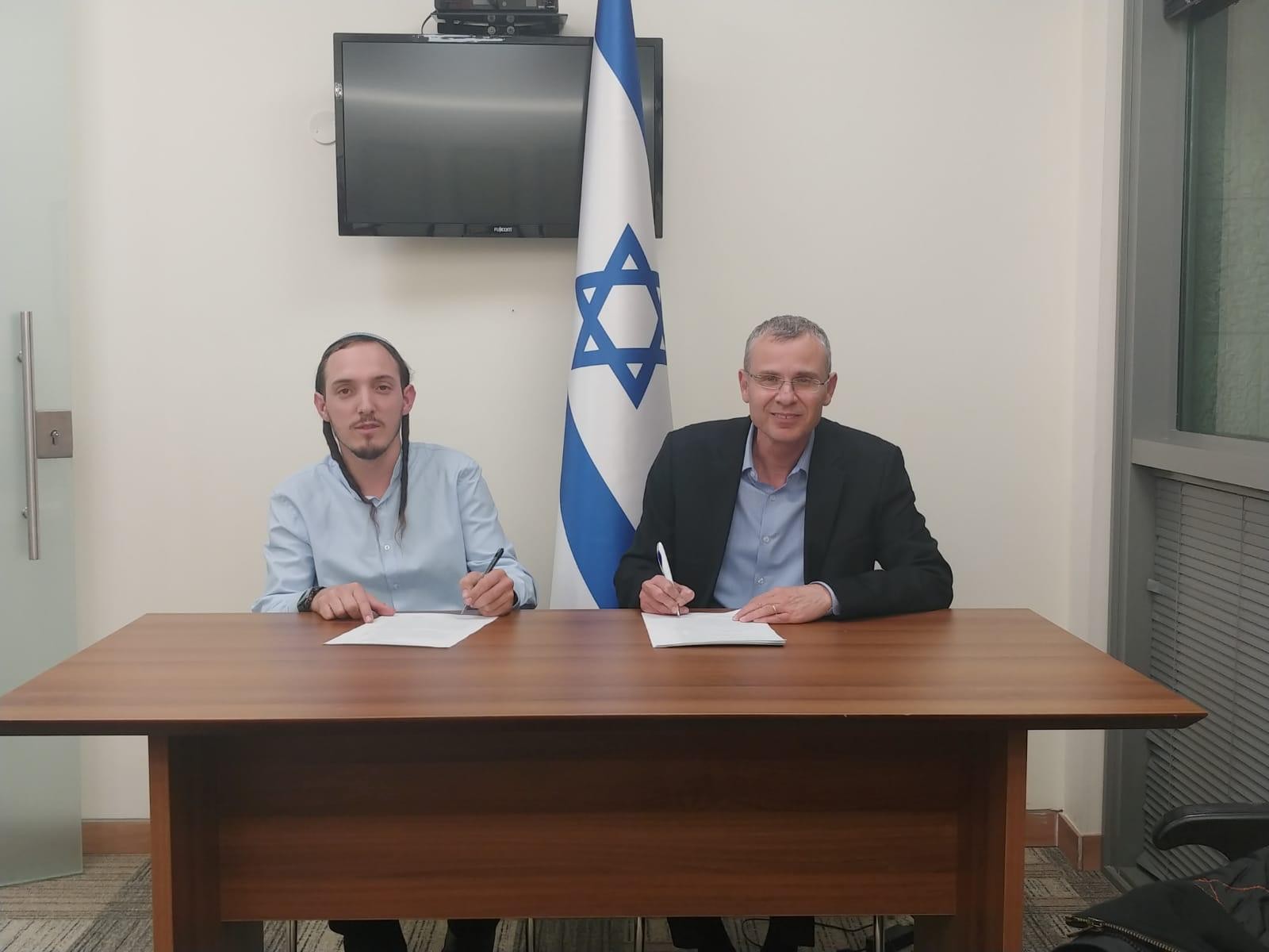 דורפמן לצד יריב לוין בזמן חתימת ההסכם. צילום: דובורת.