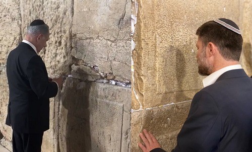רגע לפני פתיחת הקלפיות: נתניהו וסמוטריץ' הגיעו לכותל