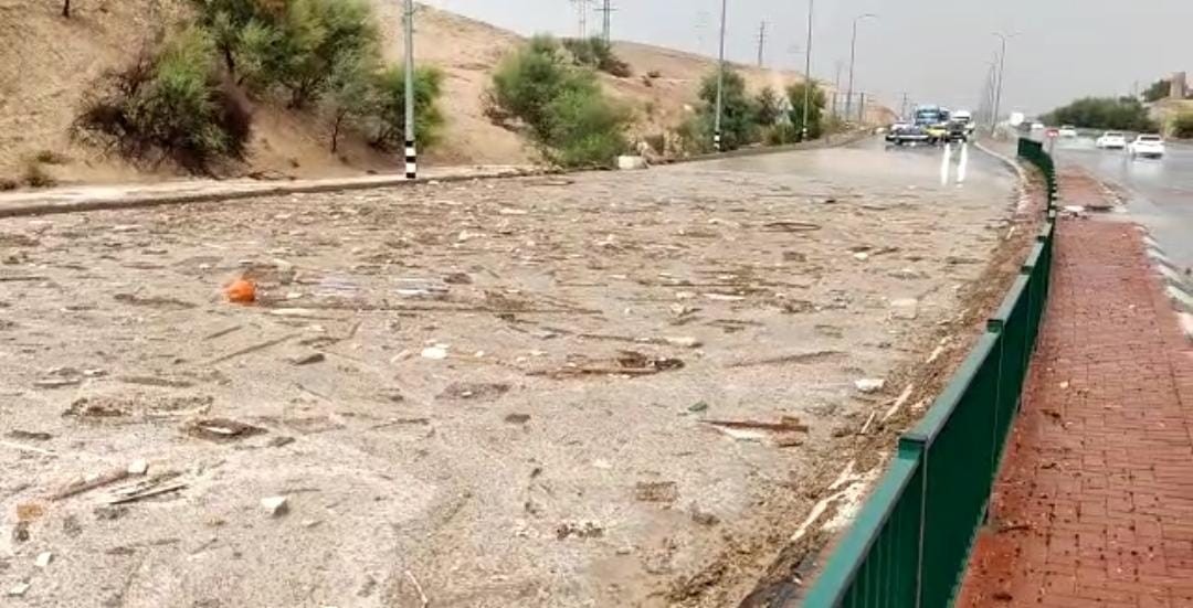נזקי מזג האוויר: סחף גשמים הצטבר בכביש 1; הנתיב לכיוון י-ם נסגר