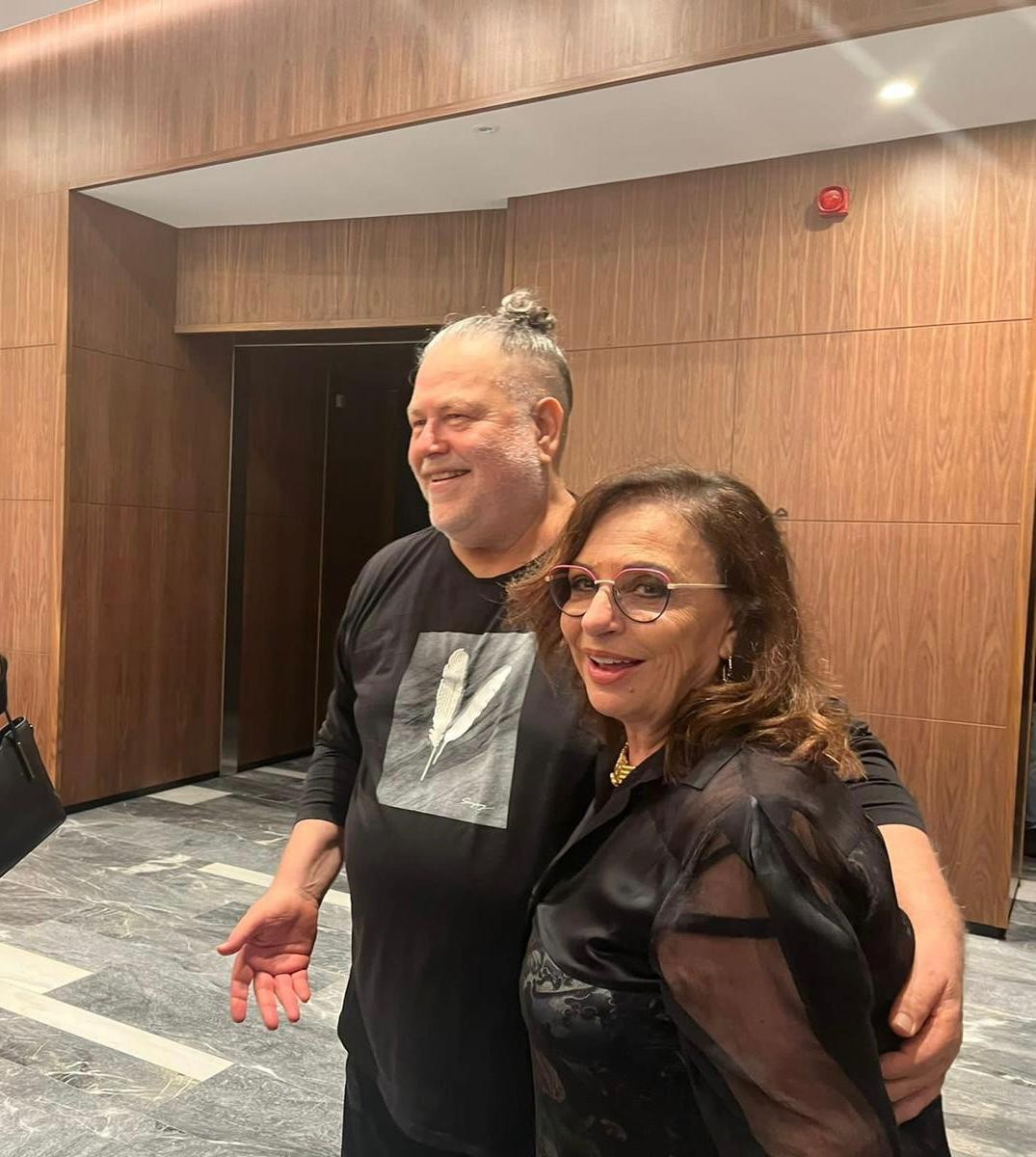 "כיבדה אותו בנוכחותה": אורחת מפתיעה בהופעתו של יהודה פוליקר