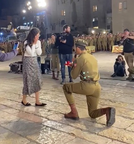 מרגש: חייל מגדוד נצח יהודה בהצעת נישואין מפתיעה בכותל המערבי
