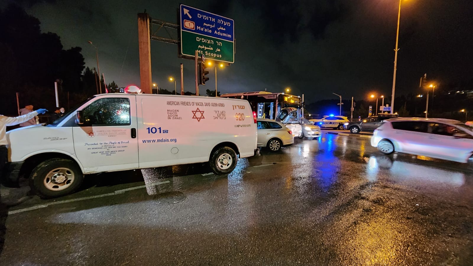 ירושלים: הולך רגל נלכד מתחת לאוטובוס בצומת רמות