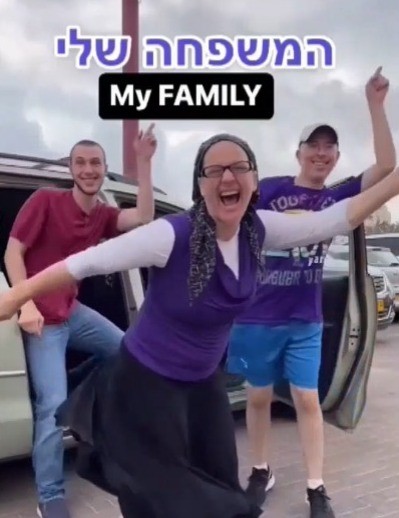 קורעת מצחוק: הכירו את קרי בר כהן, כוכבת הרשת עם החיוך שכבש את העולם