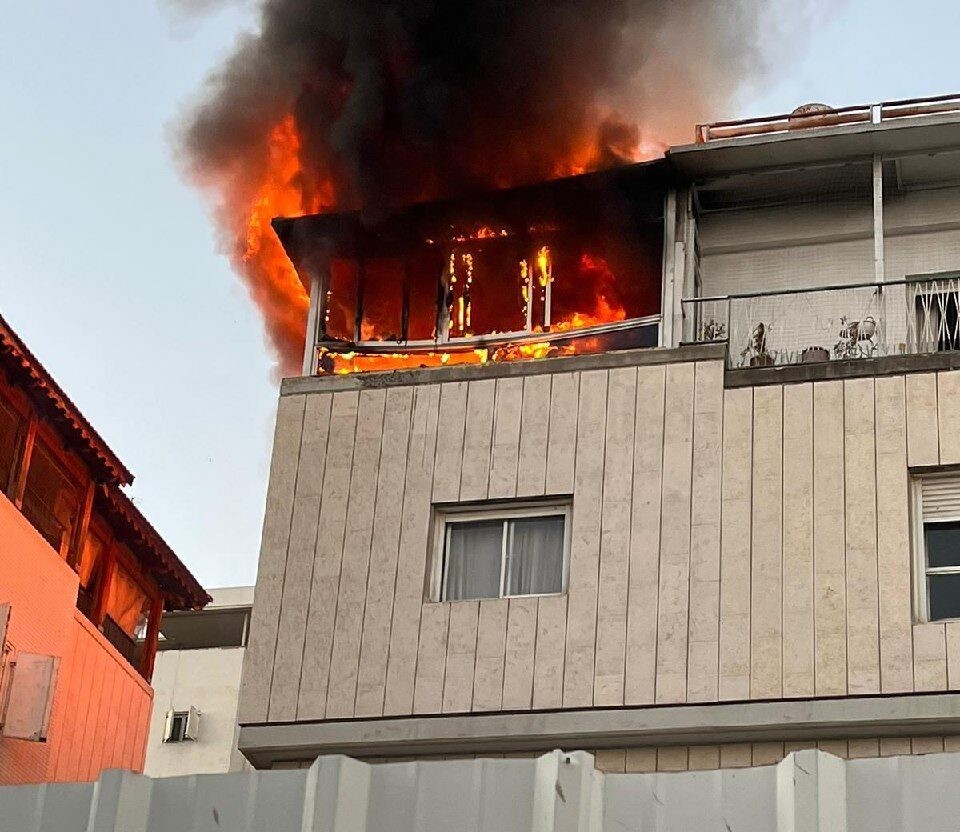 לוד: בשעות הבוקר המוקדמות שריפה פרצה בדירת פנטהאוז בעיר