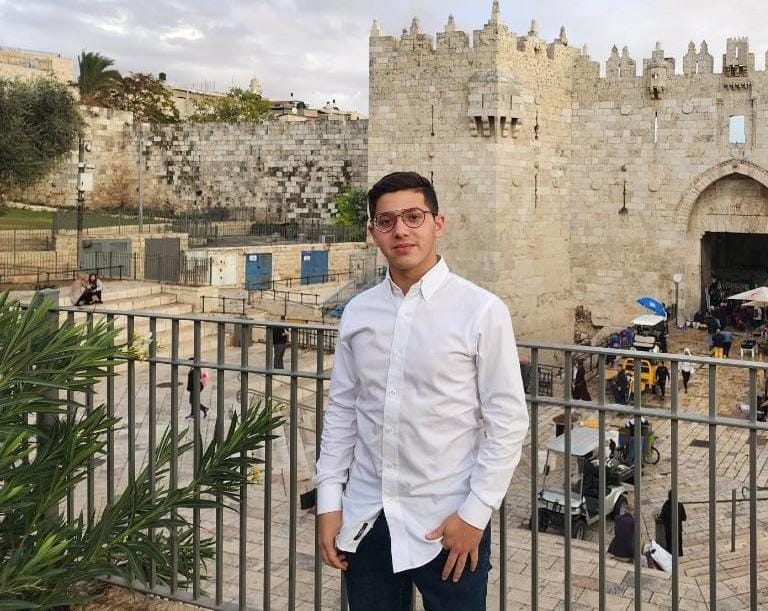 חשבון הטוויטר של העיתונאי הצעיר נפרץ, מה הסיבה לכך?