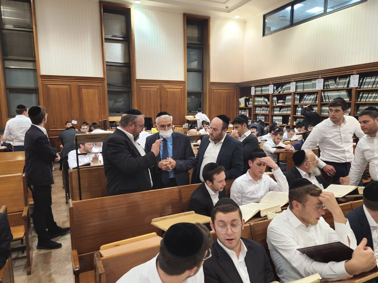 פרויקטור הקורונה פרופ' סלמאן זרקא בביקור בישיבת מיר | צילום: המטה החרדי, משרד הבריאות