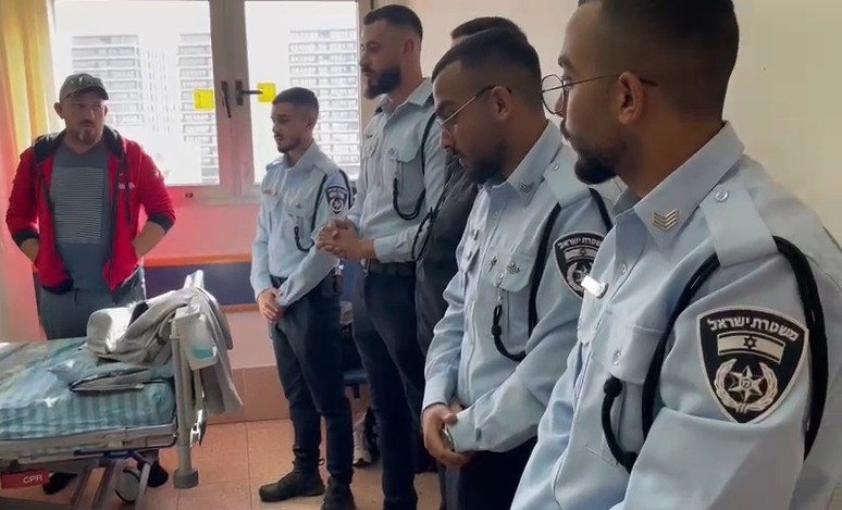 פיגוע הדריסה בב"ש: שוטרים ממשפחת המחבל ביקרו את בן ה-18 שנפצע