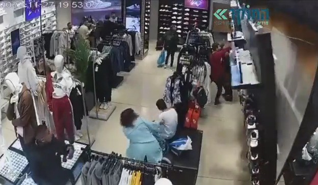 תיעוד מבהיל: הקיר קורס על הלקוחות בחנות בקניון עזריאלי | צפו