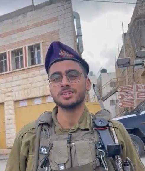 "אני דואגת מאד לבן שלי": אימו של הלוחם שנכלא בריאיון כאוב