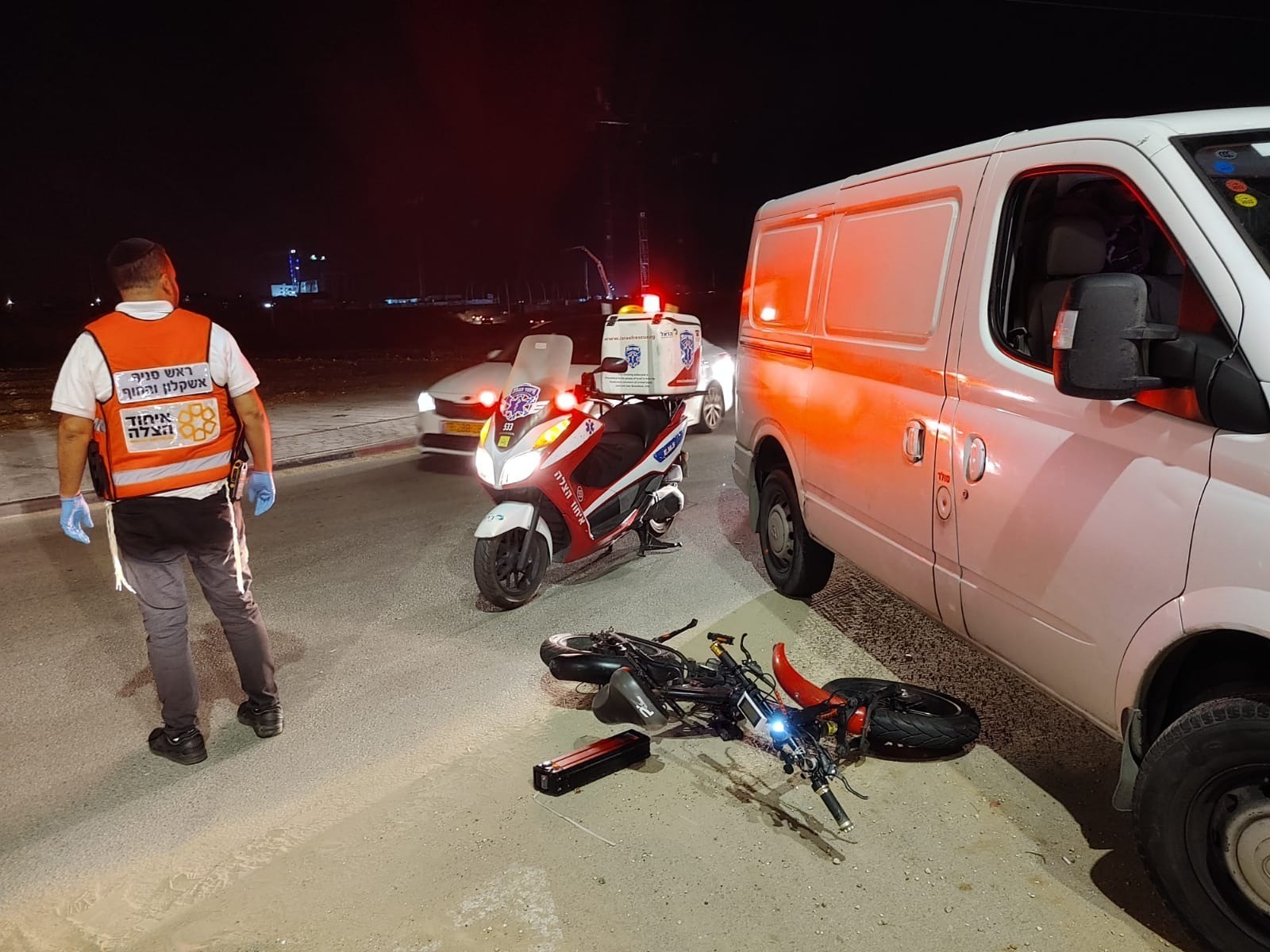 רוכב אופניים חשמליים נפצע באורח בינוני בתאונה עם רכב מסחרי באשקלון