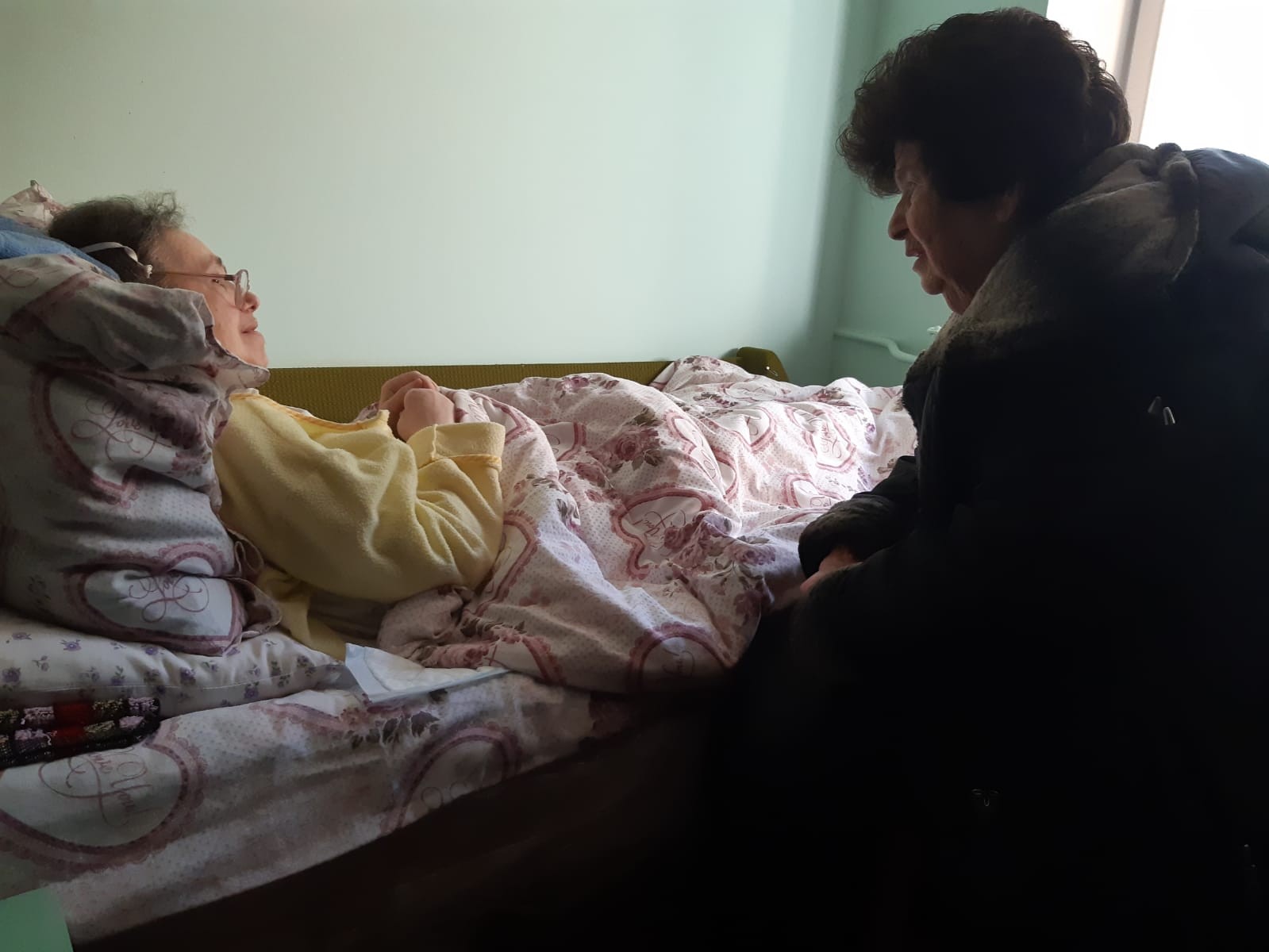 מרגש: הרבנית בת ה-90 חילקה שמיכות לניצולי שואה